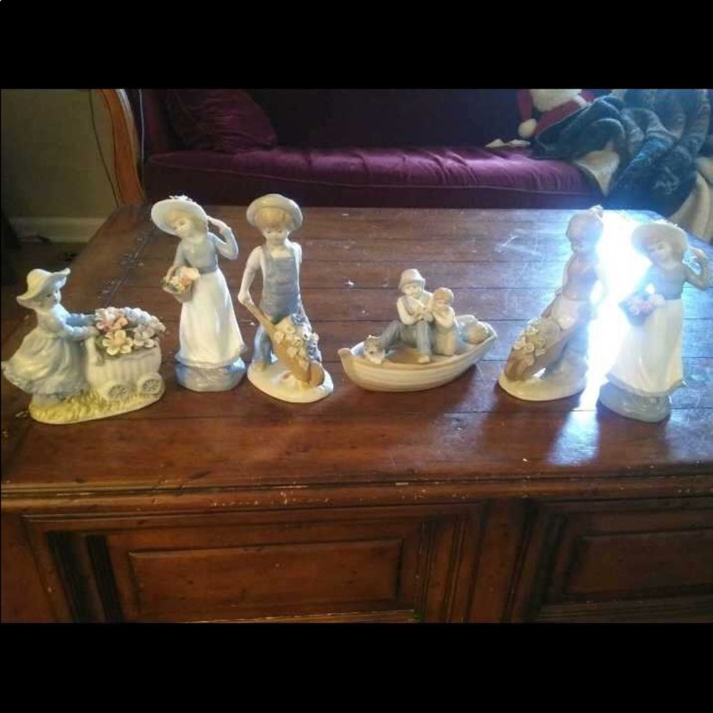 Figurines for sell asking for the hole set 180